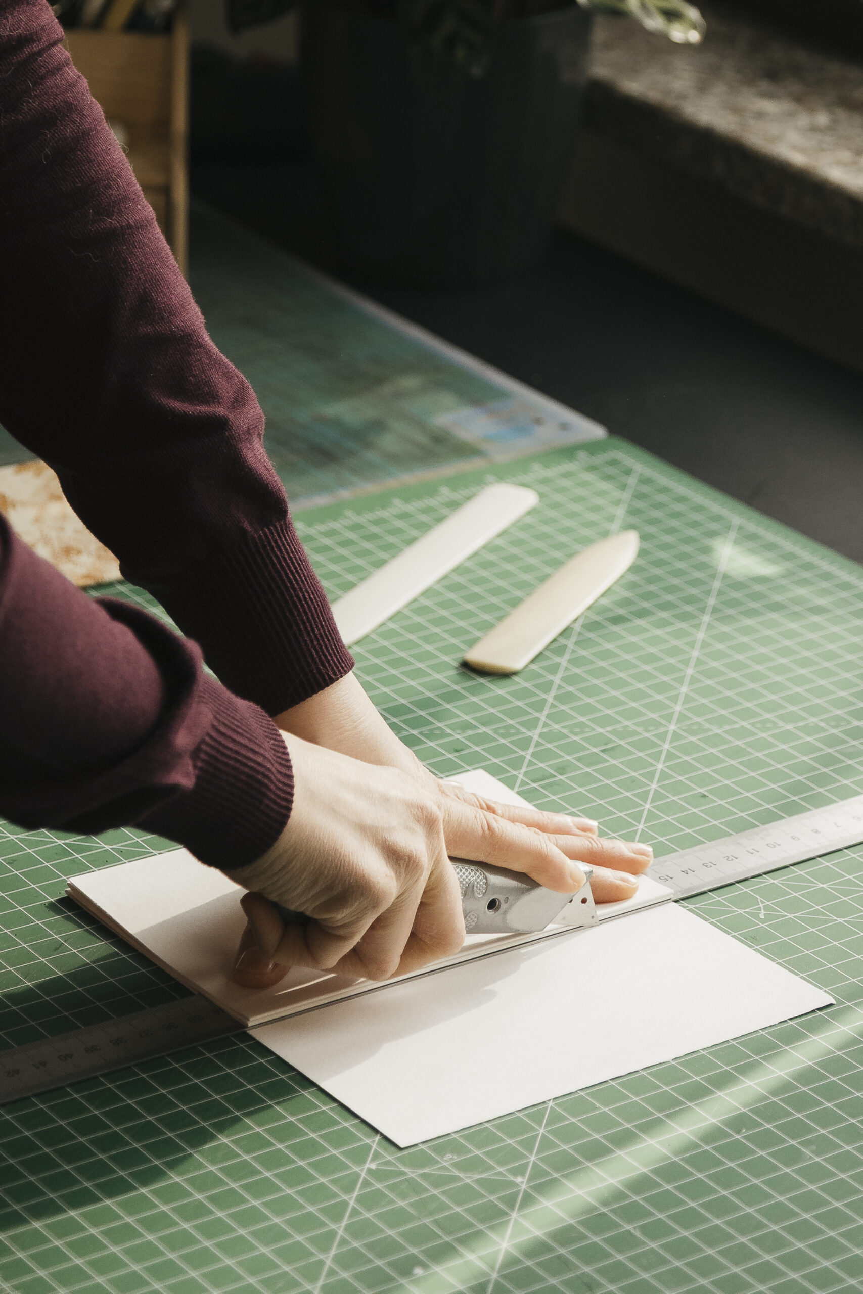 strumenti per rilegare un libro a mano